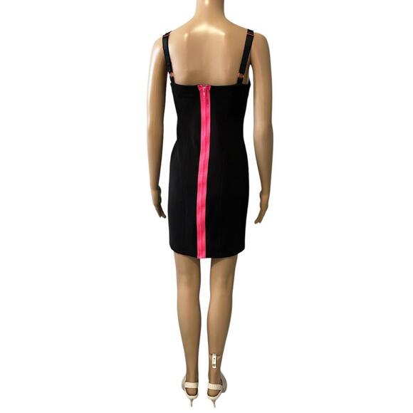 Chic Black Bodycon Dress with Pink Zipper Detail - Picture 5 of 6